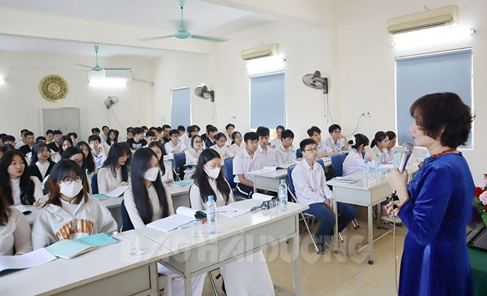 52 học sinh ưu tú Trường THPT Nguyễn Du được bồi dưỡng nhận thức về Đảng